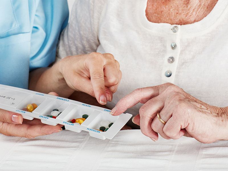 Altenpflegerin in Alsdorf versorgt Seniorin mit Tabletten